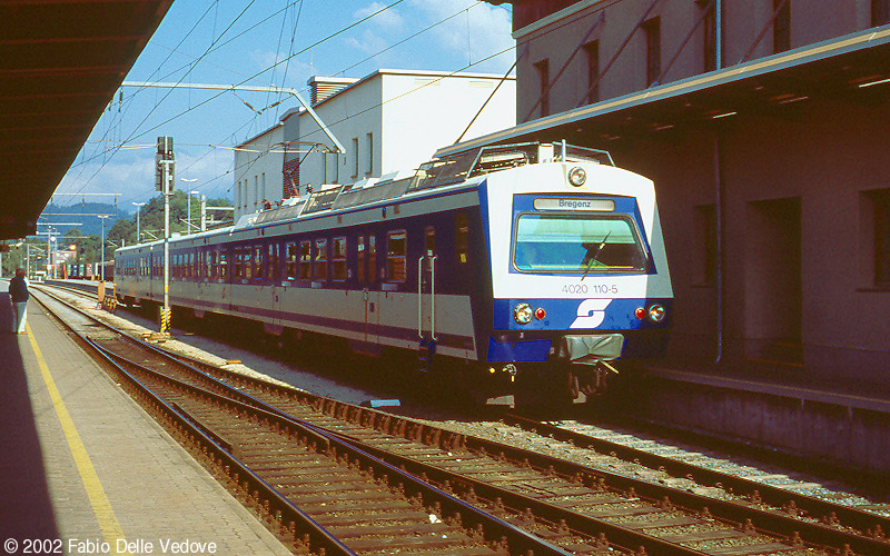 Auf Gleis 1a steht 4020 110-5 der ÖBB zur Rückfahrt nach Bregenz bereit (Bludenz, September 2002)