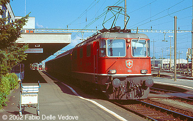 Zum Vergrößern klicken - Die rote Re 4/4II 11144 mit nur einem Stromabnehmer vor dem Ersatzzug für EC 164 "Kaiserin Elisabeth" nach Zürich HB (Buchs SG, September 2002).