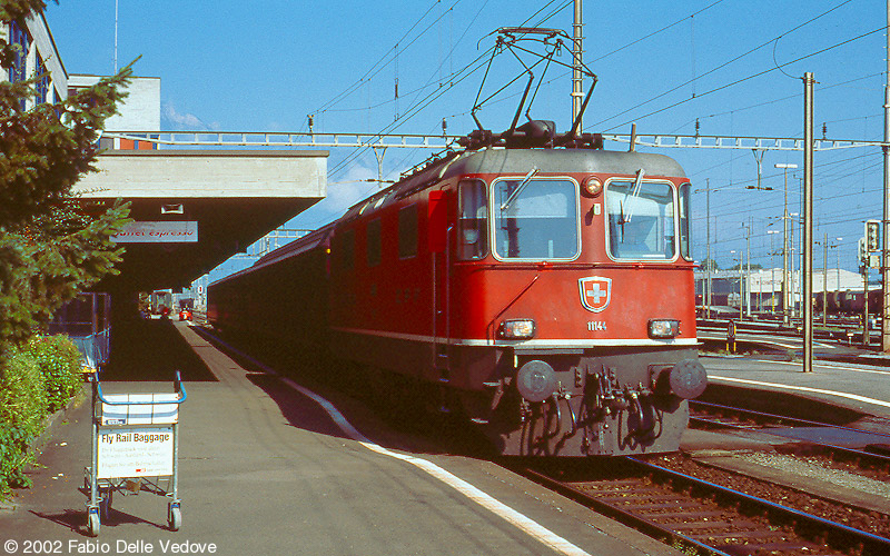Die rote Re 4/4 II 11144 mit nur einem Stromabnehmer vor dem Ersatzzug für EC 164 "Kaiserin Elisabeth" nach Zürich HB (Buchs SG, September 2002)