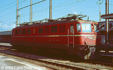 Zum Vergrößern klicken - Die rote Ae 6/6 11425 trägt das Wappen vom Kanton Genève (Buchs SG, September 2002).