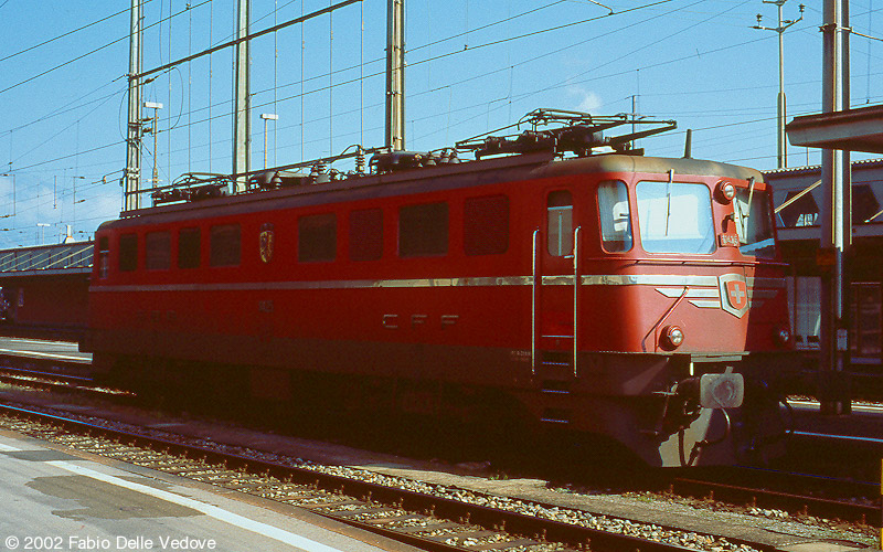Die rote Ae 6/6 11425 trägt das Wappen vom Kanton Genève (Buchs SG, September 2002)