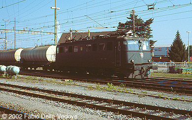 Zum Vergrößern klicken - Mit einem Güterzug verläßt die grüne Ae 6/6 11504 Buchs SG in Richtung Sargans. Diese Lok trägt das Wappen von Le Locle (Buchs SG, September 2002).