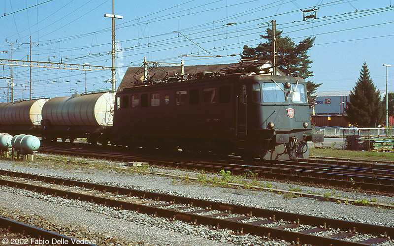 Mit einem Güterzug verläßt die grüne Ae 6/6 11504 Buchs SG in Richtung Sargans. Diese Lok trägt das Wappen von Le Locle (Buchs SG, September 2002)