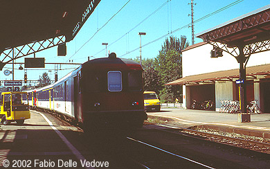 Zum Vergrößern klicken - Abfahrt des REG 7048 nach Winterthur vom Gleis 2 um 12:41 Uhr (Rorschach, September 2002).