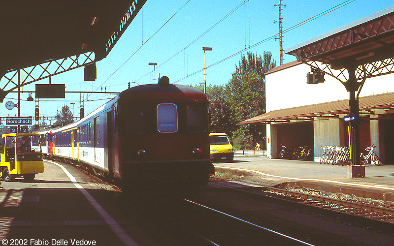 Abfahrt des REG 7048  nach Winterthur vom Gleis 2 um 12:41 Uhr (Rorschach, September 2002)