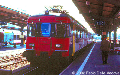 Zum Vergrößern klicken - In Romanshorn steht der RBe 4/4 540 042-9 auf Gleis 2 zur Abfahrt um 14:00 Uhr nach Rorschach als REG 7053 bereit (Romannshorn, September 2002).