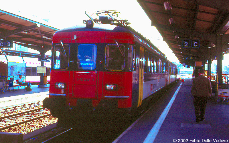 In Romanshorn steht der RBe 4/4 540 042-9 auf Gleis 2 zur Abfahrt um 14:00 Uhr nach Rorschach als REG 7053 bereit (Romannshorn, September 2002)