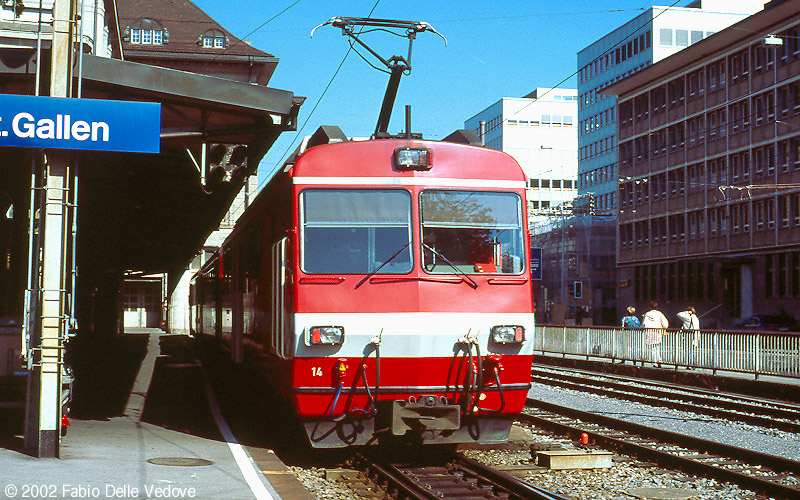Der Triebwagen BDeh 4/4 14 der Appenzeller Bahnen im Endbahnhof in St. Gallen (September 2002).