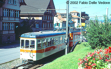 Zum Vergrößern klicken - Triebwagen 6 der Trogener Bahn mit angehängtem Partywagen bei der Einfahrt in den Endbahnhof in Trogen (September 2002).