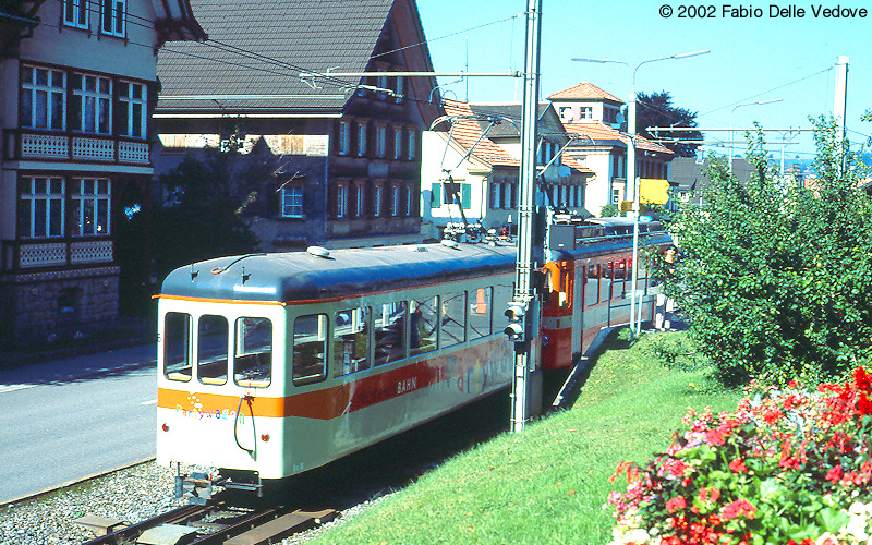 Triebwagen 6 der Trogener Bahn mit angehängtem Partywagen bei der Einfahrt in den Endbahnhof in Trogen (September 2002)