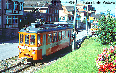 Zum Vergrößern klicken - Der Triebwagen 6 setzt in Trogen um und wird in Kürze den Partywagen mit den zugestiegenen Gästen nach St. Gallen bringen (September 2002).