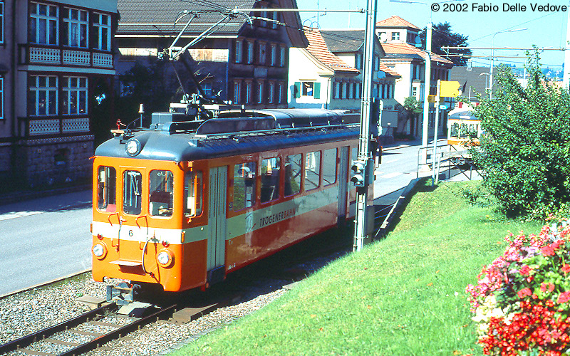 Der Triebwagen 6 setzt in Trogen um und wird in Kürze den Partywagen mit den zugestiegenen Gästen nach St. Gallen bringen (September 2002)