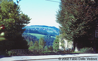Zum Vergrößern klicken - Blick in die Landschaft vom kleinen Park beim Bahnhof (Trogen, September 2002).