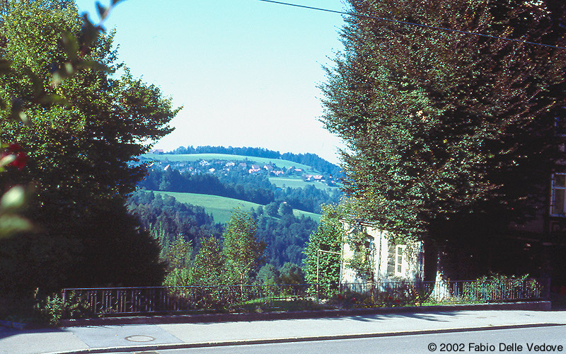 Blick in die Landschaft vom kleinen Park beim Bahnhof (Trogen, September 2002)