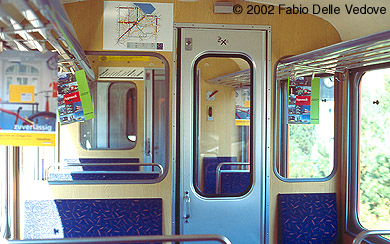 Zum Vergrößern klicken - Fahrgastraum eines Steuerwagens der Trogener Bahn (September 2002).