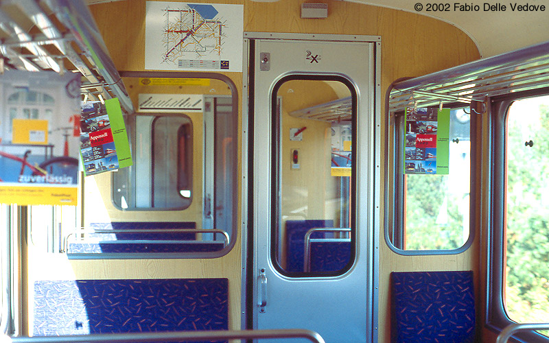 Fahrgastraum eines Beiwagens der Trogener Bahn (September 2002)