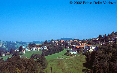 Zum Vergrößern klicken - Blick aus dem Fenster der Trogener Bahn (bei Trogen, September 2002).