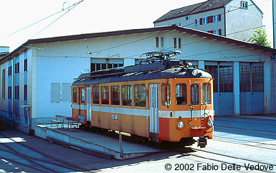 Zum Vergrößern klicken - Ein Triebwagen der Trogener Bahn vor dem Depot in Speicher (September 2002).