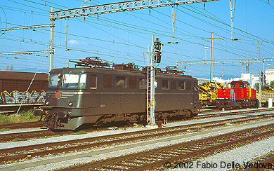 Zum Vergrößern klicken - Im ursprünglichen Grün und mit dem Kantonswappen von Zürich geschmückt zeigt sich die Ae 6/6 11412 (St. Margrethen, September 2002).