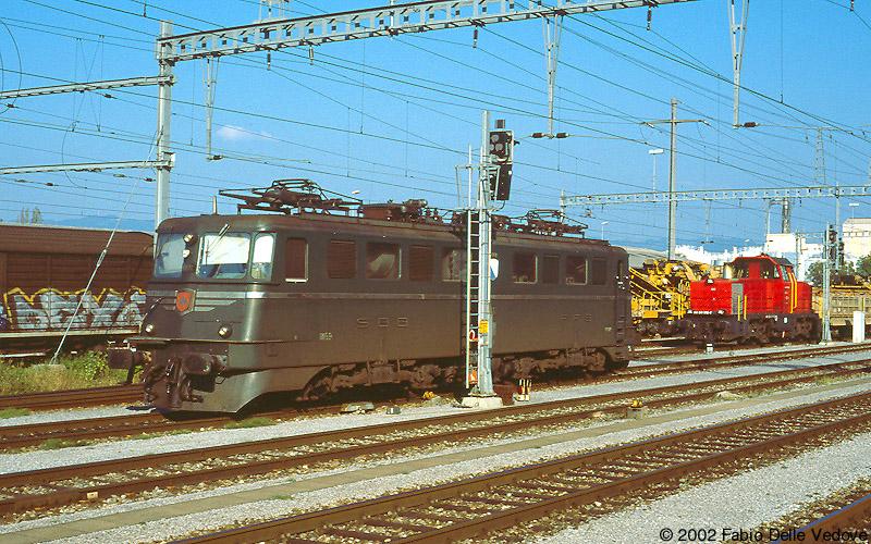 Im ursprünglichen Grün und mit dem Kantonswappen von Zürich geschmückt zeigt sich die Ae 6/6 11412 (St. Margrethen, September 2002)