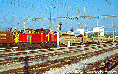 Zum Vergrößern klicken - Die rote Am 841 632-6 vor einem Bauzug aus Schotterwagen (St. Margrethen, September 2002).