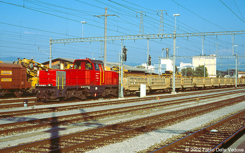 Die rote Am 841 632-6 vor einem Bauzug aus Schotterwagen (St. Margrethen, September 2002)