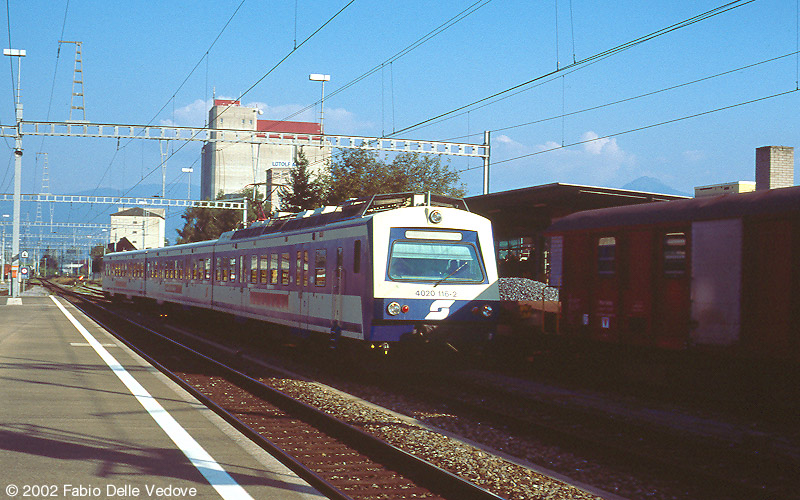 Der 4020 116-2 wird als R 5586 bzw. E 5586 nach Lindau Hbf bereitgestellt (St. Margrethen, September 2002)