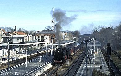 Zum Vergrößern klicken - Soeben ist 52 8079 mit dem Ludwigs-Expreß in Memmingen auf Gleis 3 angekommen (Memmingen, 18.03.2001).