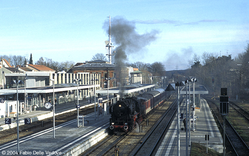 Soeben ist 52 8079 mit dem Ludwigs-Expreß in Memmingen auf Gleis 3 angekommen (Memmingen, 18.03.2001).