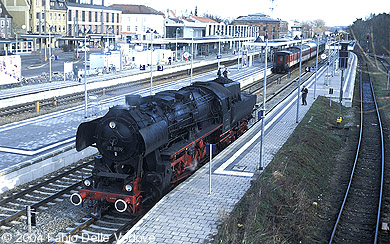 Zum Vergrößern klicken - Auf Gleis 4 fährt 52 8079 zum nördliche Bahnhofsende (Memmingen, 18.03.2001).