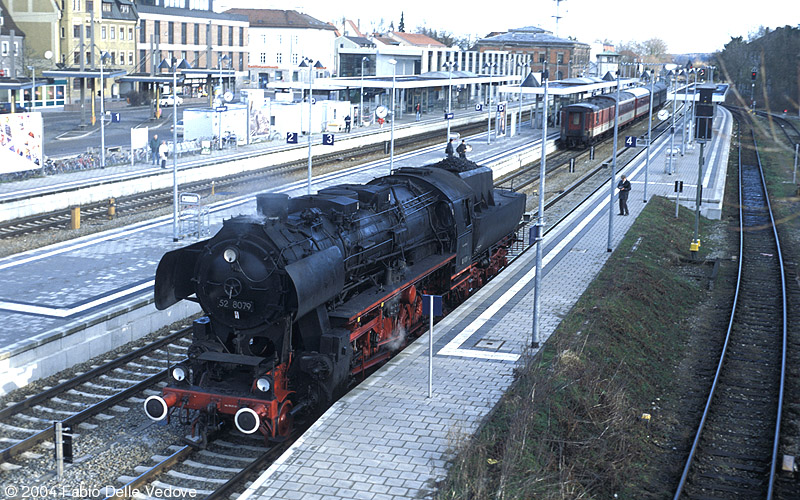 Auf Gleis 4 fährt 52 8079 zum nördliche Bahnhofsende (Memmingen, 18.03.2001).