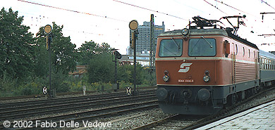 1044 004-8 mit dem D 1481 von München Hbf über Bad Aibling nach Zell am See (München Heimeranplatz, August 1990)