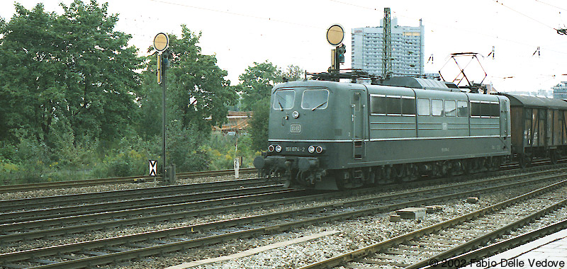 151 074-2 mit einem Güterzug aus Richtung München Hauptbahnhof nach München Süd (München Heimeranplatz, August 1990)