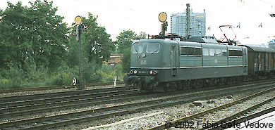 151 074-2 mit einem Güterzug aus Richtung München Hauptbahnhof nach München Süd (München Heimeranplatz, August 1990)