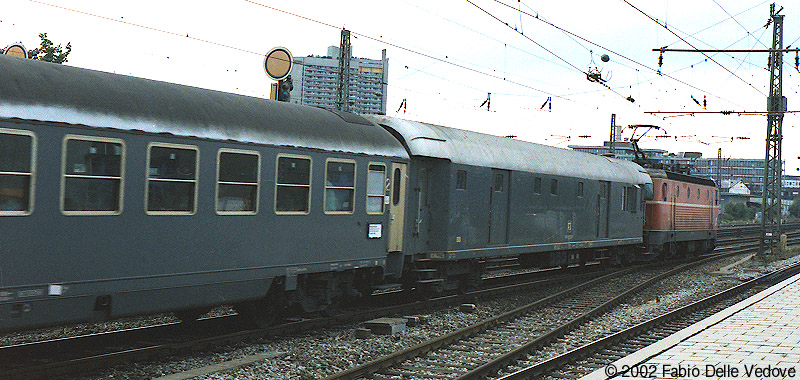 Eine 1044 eilt mit einem Zug aus Italien zum Münchner Hauptbahnhof. Bemerkenswert ist der alte Gepäckwagen (München Heimeranplatz, August 1990)
