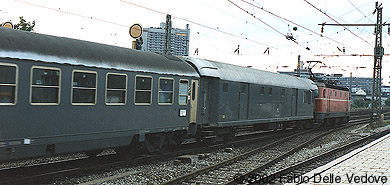 Eine 1044 eilt mit einem Zug aus Italien zum Münchner Hauptbahnhof. Bemerkenswert ist der alte Gepäckwagen. (München Heimeranplatz, August 1990)