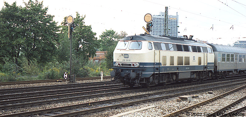 218 316-8 mit E 3443 von München Hbf nach Burghausen (München Heimeranplatz, August 1990).