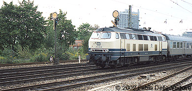218 316-8 mit E 3443 von München Hbf nach Burghausen (München Heimeranplatz, August 1990)