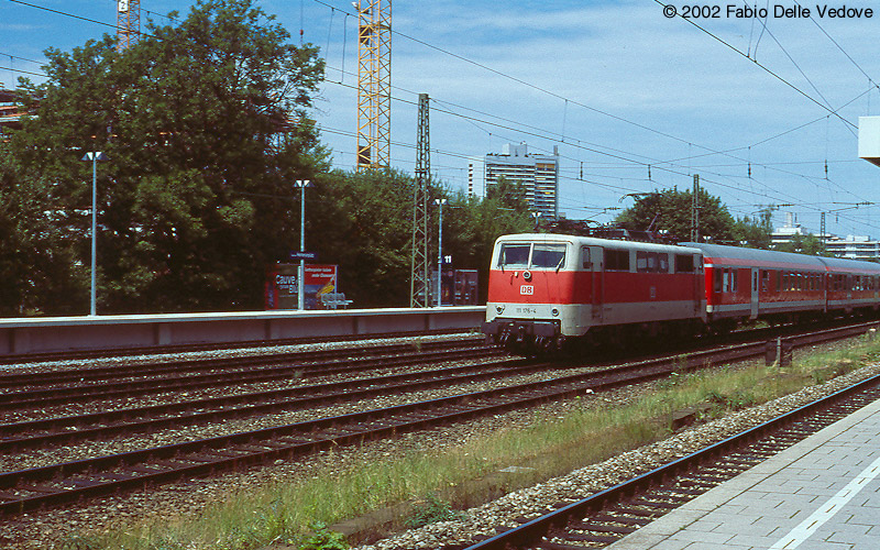 München Heimeranplatz - Juli 2001 - 111 176-4 mit RE31007 in Richtung Salzburg