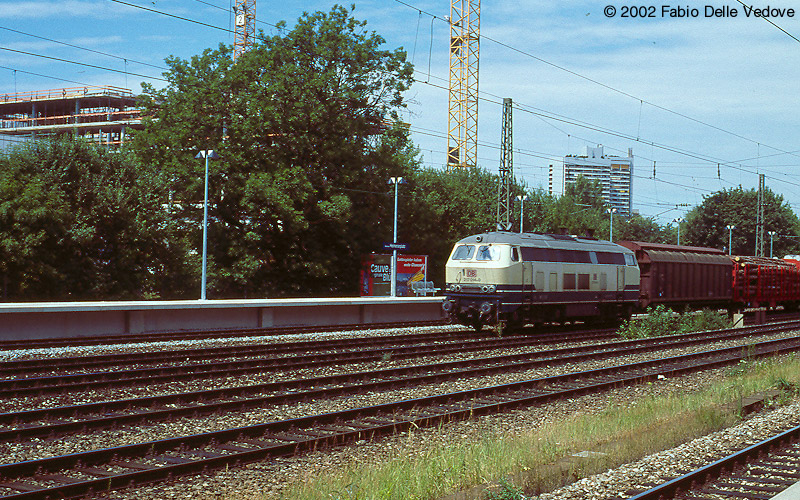 München Heimeranplatz - Juli 2001 - 217 014-0 mit Güterzug in Richtung Mühldorf