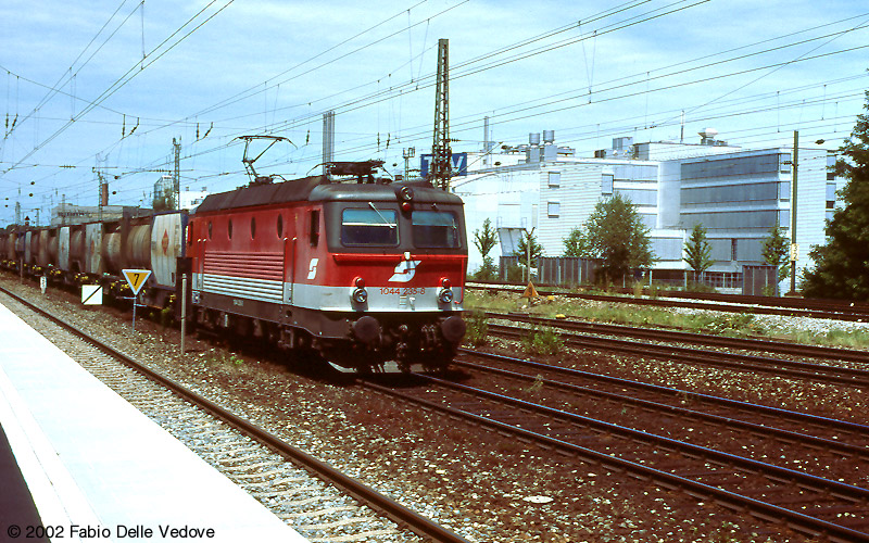 München Heimeranplatz - Juli 2001 - 1044 235-8 mit Container-Zug in Richtung Ostbahnhof