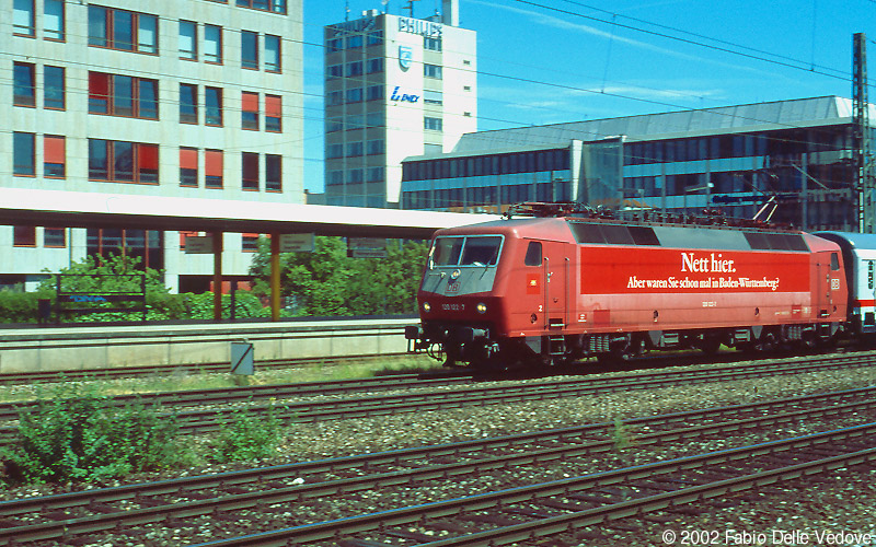 München Heimeranplatz - Juli 2001 - 120er in orientrot mit Baden-Württemberg-Werbung in Richtung Hauptbahnhof