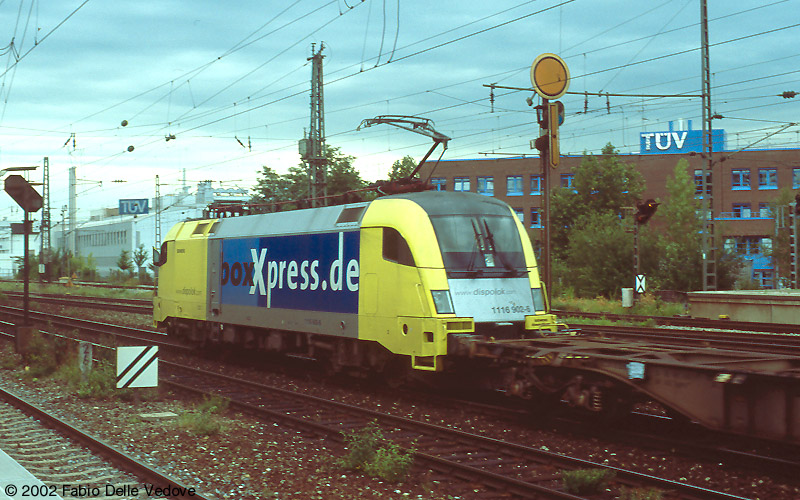 München Heimeranplatz - Juli 2001 - Siemens-Dispolok 1116 902-5 vor dem Boxxpress-Containerzug in Richtung München-Laim