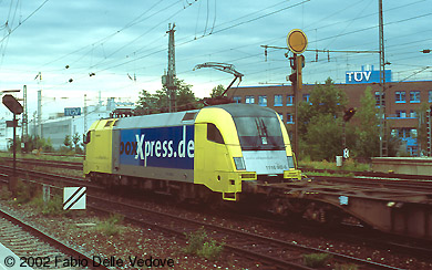 München Heimeranplatz - Juli 2001 - Siemens-Dispolok 1116 902-5 vor dem Boxxpress-Containerzug in Richtung München-Laim
