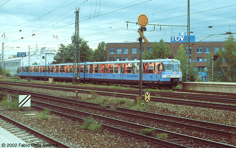 München Heimeranplatz - Juli 2001 - 420er-Kurzzug mit Bayern-Versicherung-Werbung als S27 in Richtung Deisenhofen
