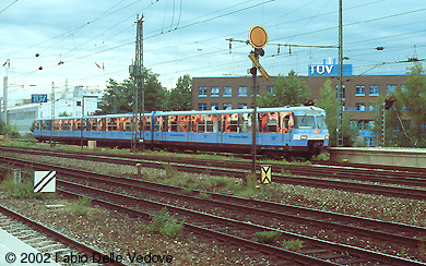 München Heimeranplatz - Juli 2001 - 420er-Kurzzug mit Bayern-Versicherung-Werbung als S27 in Richtung Deisenhofen