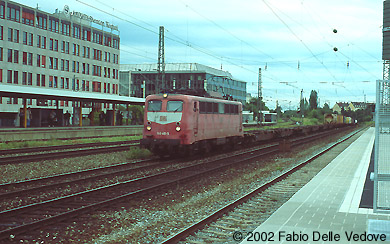München Heimeranplatz - Juli 2001 - 140 461-7 schleppt einen Containerzug in Richtung München-Laim