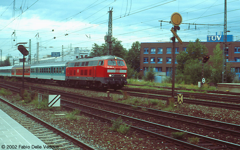 München Heimeranplatz - Juli 2001 - 218 352-3 mit dem RE 31445 nach Mühldorf (Obb)