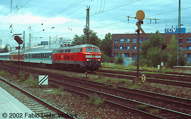 München Heimeranplatz - Juli 2001 - 218 352-3 mit dem RE 31445 nach Mühldorf (Obb)