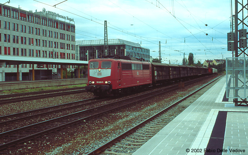 München Heimeranplatz - Juli 2001 - 151 020-5 mit einem Güterzug in Richtung München-Laim